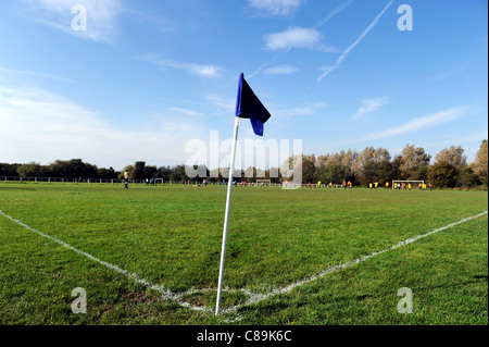 Amateur-Fußballspiel im Outwood Straße Felder, Radcliffe, Greater Manchester, England. Bild von Paul Heyes, Oktober 2011. Stockfoto