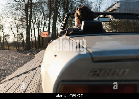 Deutschland, Hamburg, Mann klassische Cabrio Auto fahren Stockfoto