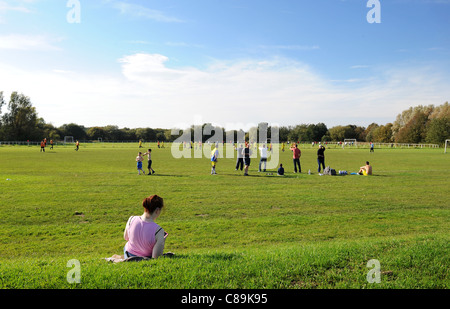 Amateur-Fußballspiel im Outwood Straße Felder, Radcliffe, Greater Manchester, England. Bild von Paul Heyes, Oktober 2011. Stockfoto