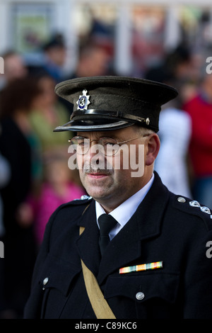Kostümierte britische Polizei und Re-enactors beim Pickering war and Wartime Weekend 2011, North Yorkshire, Großbritannien Stockfoto