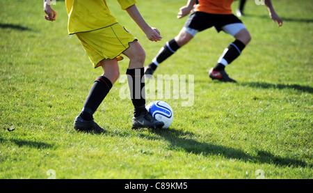 Amateur-Fußballspiel im Outwood Straße Felder, Radcliffe, Greater Manchester, England. Bild von Paul Heyes, Oktober 2011. Stockfoto