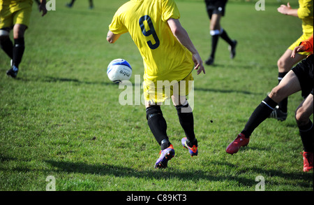 Amateur-Fußballspiel im Outwood Straße Felder, Radcliffe, Greater Manchester, England. Bild von Paul Heyes, Oktober 2011. Stockfoto