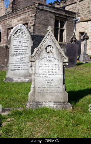 Grabsteine auf dem Gelände des St. James Kirche Smisby Stockfoto