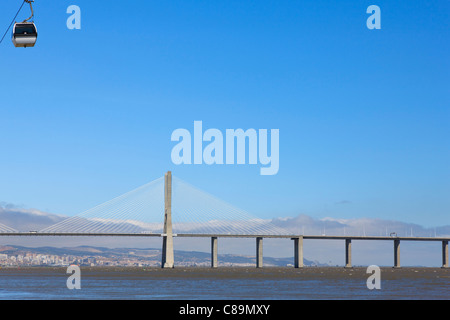 Europa, Portugal, Lissabon, Parque Das Nacoes, Ansicht von Vasco da Gama Brücke und Seilbahn über Tejo Stockfoto