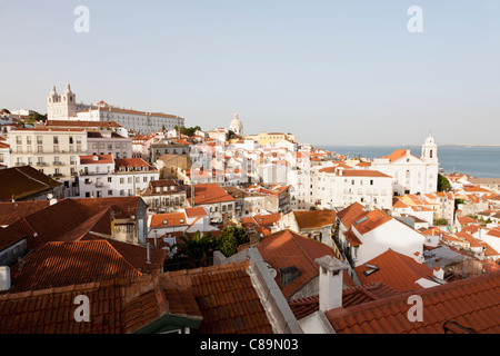 Europa, Portugal, Lissabon, Alfama, Blick auf Stadt mit Kirche von São Vicente de Fora und Kirche Santo Estevao