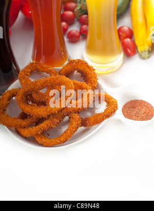 tief gebratener Tintenfisch-Ringe mit Auswahl an schwarz, rot und Blond Bier, mehr DELICIOUS FOOD ON PORTFOLIO serviert Stockfoto