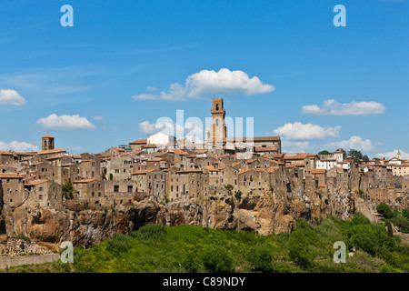 Italien, Toskana, Maremma, Pitigliano, Ansicht der alten Stadt auf Tuffstein Stockfoto