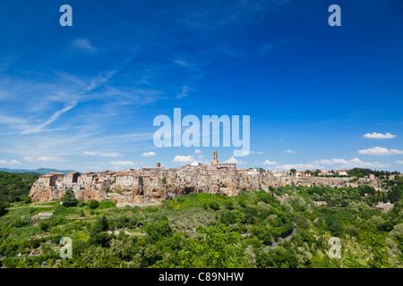 Italien, Toskana, Maremma, Pitigliano, Ansicht der alten Stadt auf Tuffstein Stockfoto
