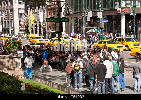 Breakdancer unterhaltsam Publikum auf der Fifth Avenue NYC Stockfoto