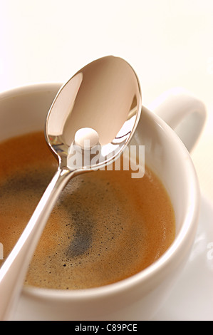 Künstlicher Süßstoff auf Löffel mit Kaffee Stockfoto