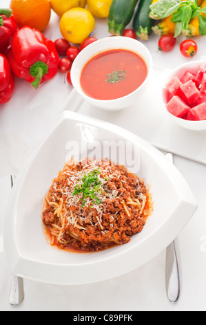 Italienische klassische Spaghetti mit Bolognese-Sauce und frischem Gemüse auf Hintergrund, mehr DELICIOUS FOOD ON PORTFOLIO Stockfoto