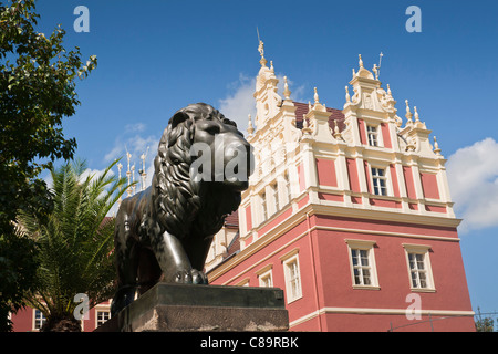 Löwe aus Bronze vor Palast "Fürst Pückler" in Bad Muskau, Deutschland. Stockfoto