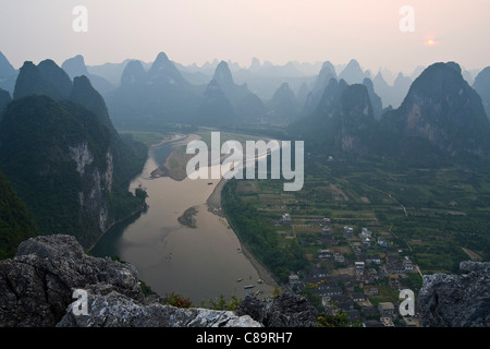 China, Xing Ping, Blick auf Fluss LI mit Felsformationen Stockfoto