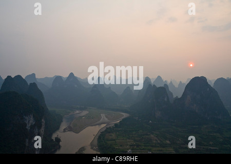 China, Xing Ping, Blick auf Fluss LI mit Felsformationen Stockfoto