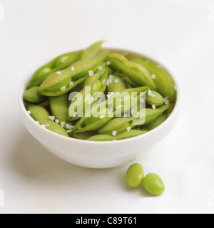 Sojabohnen/Edamame Bohnen in Weiß Schüssel Stockfoto