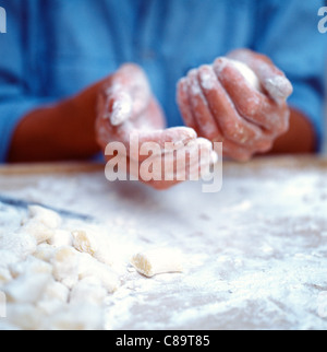 Hände mit Mehl bedeckt Stockfoto