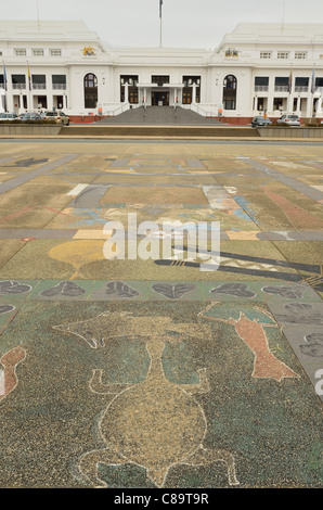 Australien, Australian Capital Territory, Canberra, Ansicht von alten Parlamentsgebäude mit Motiven im Vordergrund Stockfoto
