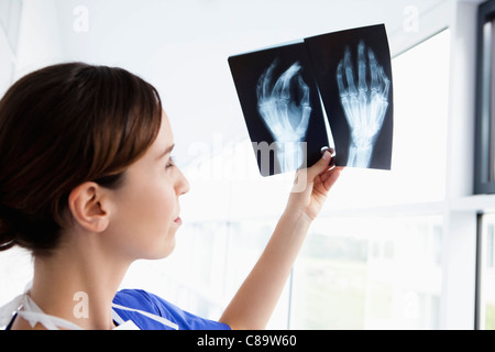 Deutschland, Bayern, Diessen am Ammersee, junger Arzt Untersuchung Röntgen Stockfoto