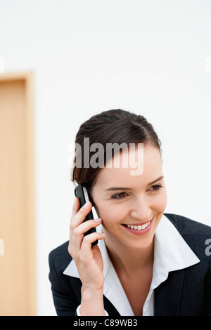 Deutschland, Bayern, Diessen am Ammersee, junge Geschäftsfrau telefonieren mit Handy, Lächeln Stockfoto