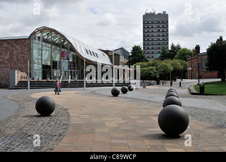 Blick auf den modernen Innenhof vor der alten und der neuen Kathedrale, Coventry Stockfoto