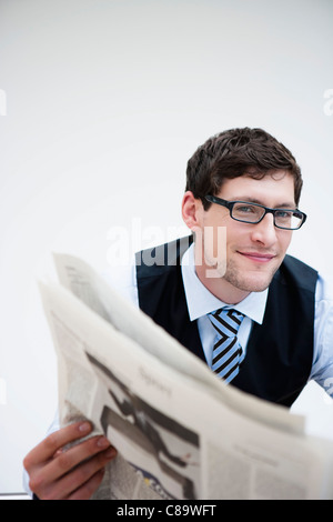 Deutschland, Bayern, Diessen am Ammersee, Geschäftsmann Betrieb Zeitung, Lächeln, Porträt Stockfoto