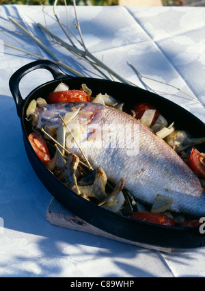 Überbackene Porgy mit Fenchel, Tomaten und Artischocken Stockfoto