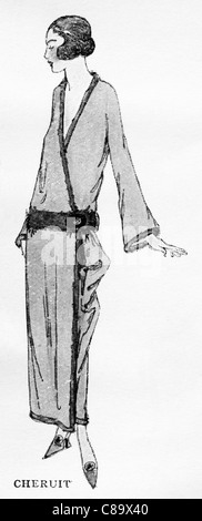 Mode Illustration um 1922. Kittel aus gelber Wolle Brokat mit Bändern aus Nerz V-Ausschnitt und langen losen Ärmeln von der französischen Designerin Madeleine Chéruit (gestorben 1935) Stockfoto