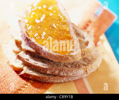 Orangenmarmelade auf Brot Stockfoto