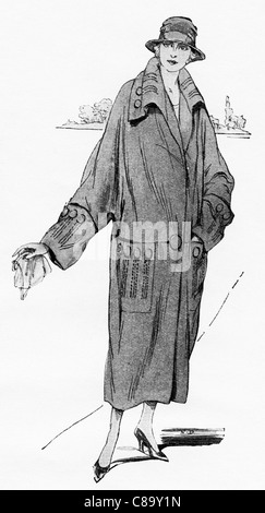 Mode-Illustration, ca. 1922. Velours Wrap-Mantel mit großen Knöpfen und Taschen moderate Menge an Nähten. Stockfoto