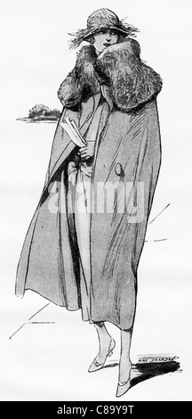 Mode-Illustration, ca. 1922. Cape im französischen Phantasie Molton mit großen Kragen blau Beveren Kaninchen. Stockfoto