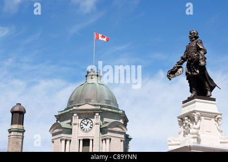 Die alte Post mit Uhrturm und Denkmal für Samuel de Champlain, Gründer von Quebec City von Paul Chevré im Jahre 1898. Stockfoto