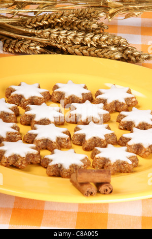 Zimt Sterne Cookies (auf Deutsch Zimtsterne) sind typisch Deutsch und Schweizer Weihnachtsgebäck. Stockfoto