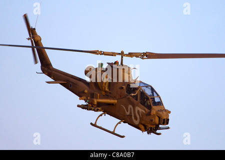 Israelische Luftwaffe Hubschrauber Bell AH-1 Cobra im Flug Stockfoto
