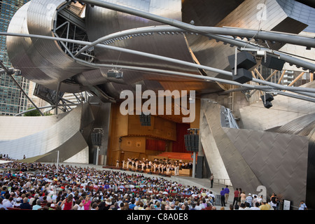 Ein kostenloses Konzert in Jay Pritzker Pavilion Amphitheater, entworfen von Architekt Frank Gehry, Millenium Park, Chicago, Illinois Stockfoto
