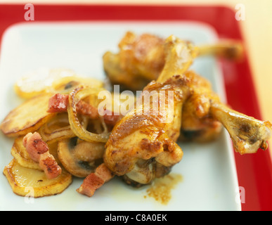 Hähnchen-Drumsticks mit Bratkartoffeln Stockfoto