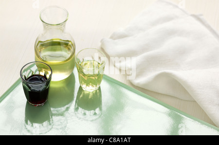 Weißwein in Gläsern sitzen neben einer Karaffe Stockfoto