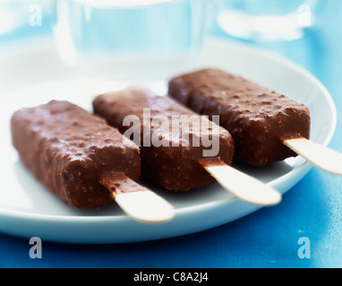 Vollmilch-Schokolade-Eis-Lutscher Stockfoto