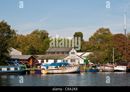 Werft auf Fluß Themse, Laleham, Surrey, England, UK Stockfoto