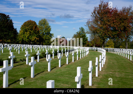 Reihen von Grabsteinen auf dem Cambridge American Cemetery Stockfoto