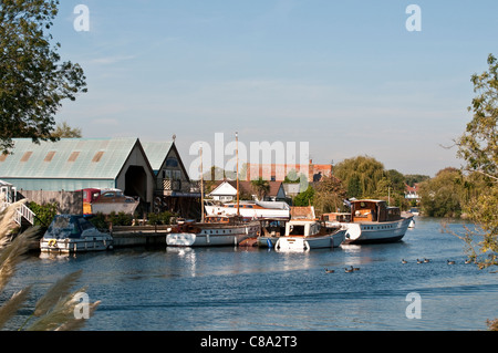 Werft auf Fluß Themse, Laleham, Surrey, England, UK Stockfoto