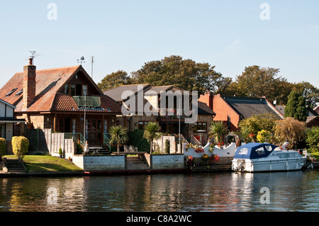 Häuser am Fluss Themse, Laleham, Surrey, England, UK Stockfoto