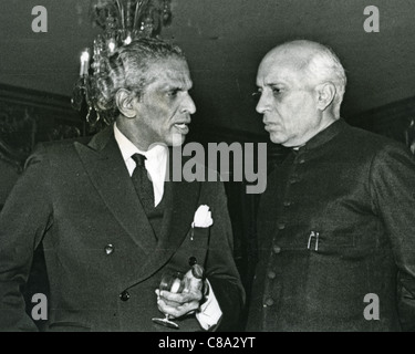 JAWAHARLAL PANDIT NEHRU Premierminister von Indien auf der linken Seite mit Vengalil Krishna Menon über 1952 Stockfoto