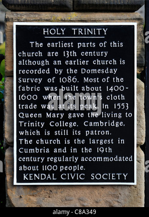 Beschreibende Plaque. Heilige Dreifaltigkeit, Kendal Pfarrkirche. Kirkland, Kendal, Cumbria, England, Vereinigtes Königreich, Europa. Stockfoto