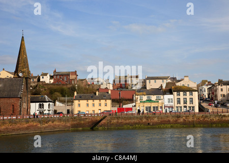 Blick über den Fluss Ellen Hafen an der Hafenpromenade waterfront Stadt Gebäude und Christus Kirche. Maryport, Cumbria, England, Großbritannien, Großbritannien Stockfoto