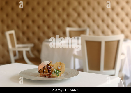 Nouvelle Cuisine Gourmet Apfel-Eis-Dessert in noblen restaurant Stockfoto