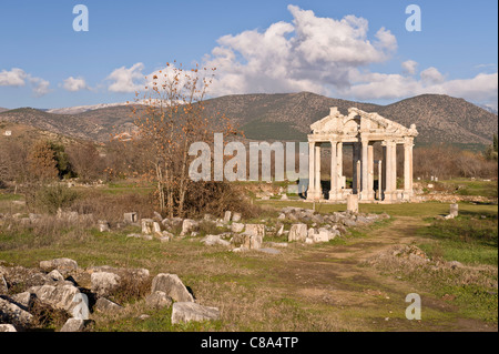 Ein Blick auf das Tetrapylon (monumentales Tor) in Aphrodisias Freilichtmuseum, Aydin, Türkei Stockfoto