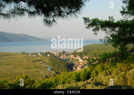 AKYAKA, TÜRKEI. Ein erhöhten morgendlichen Blick auf Dorf und Azmak Fluss, Naturschutzgebiet Gökova Golf von Gökova. 2011. Stockfoto