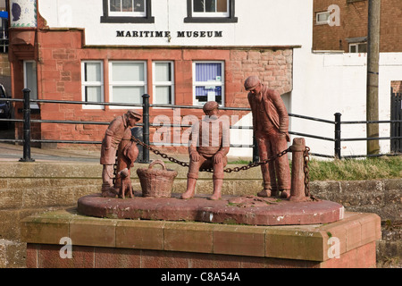 Colin Telfer ist ein Fischiger Geschichte Skulptur vor dem Maritime Museum. Maryport, Cumbria, England, Großbritannien, Großbritannien Stockfoto