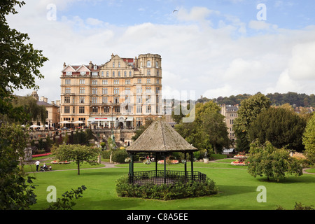 Blick auf Empire Hotel viktorianischen Gebäude aus dem ganzen Parade Gardens mit Musikpavillon Bad Somerset England UK Großbritannien Stockfoto