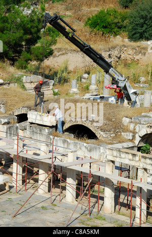 AFRODISIAS, TÜRKEI. Restaurierung und Umbau Arbeit, durchgeführt auf der Bühne das antike Amphitheater. 2011. Stockfoto